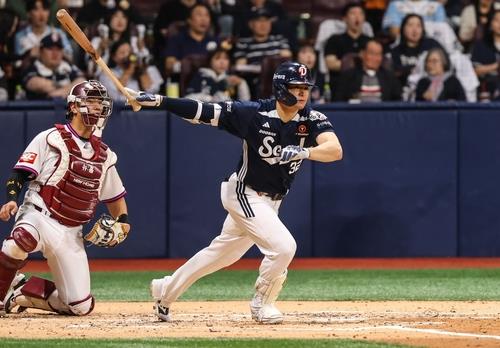 두산 김재환의 타격 모습.