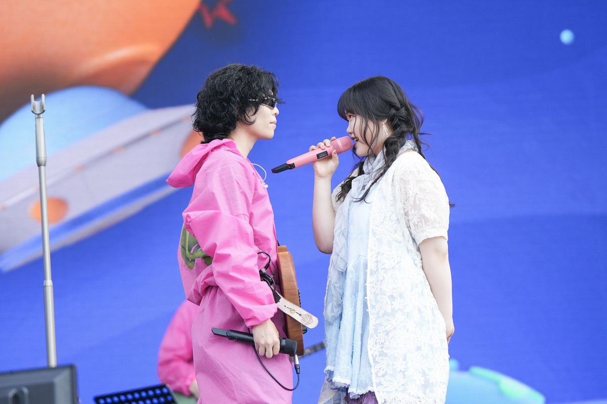 공연을 펼치는 악뮤