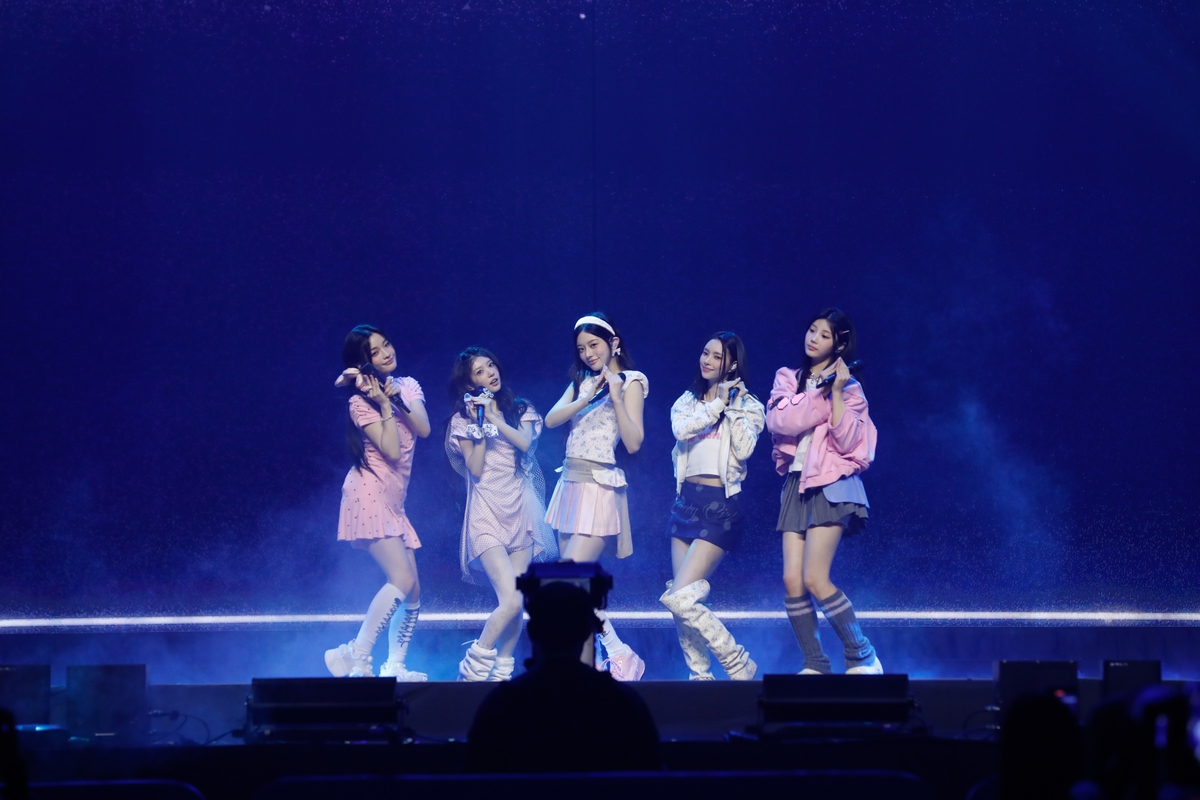 공연하는 걸그룹 아일릿