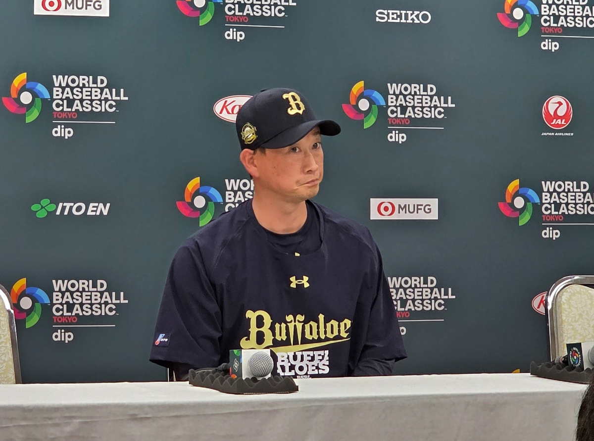 기자회견 하는 기시다 감독