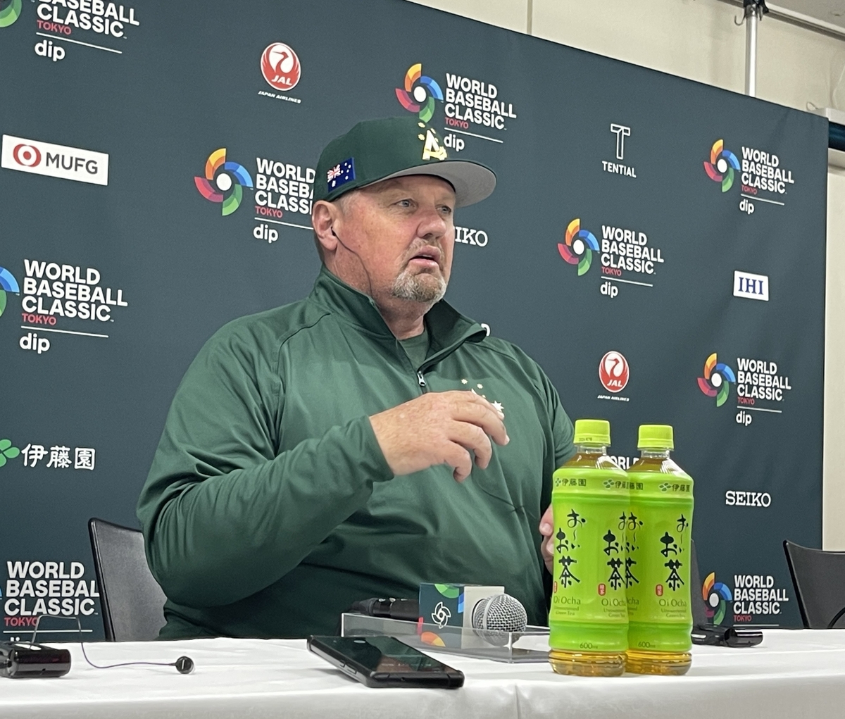 경기 후 기자회견에 참석한 데이브 닐슨 호주 감독