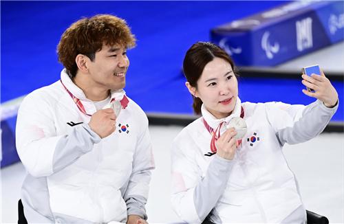 은메달 목에 건 이용석과 백혜진(좌측부터)