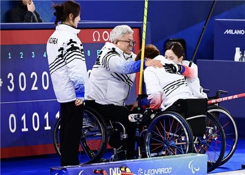 은메달이 확정되고 선수들을 축하하는 박길우 감독