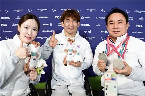 좌측부터 백혜진, 이용석, 윤경선 대한장애인컬링협회 회장