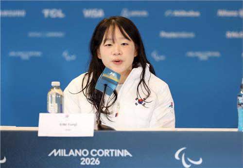 기자회견 참석한 김윤지