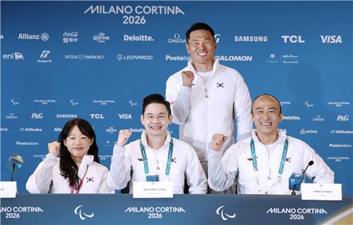 좌측부터 김윤지·배동현 회장·신의현·정진완 회장