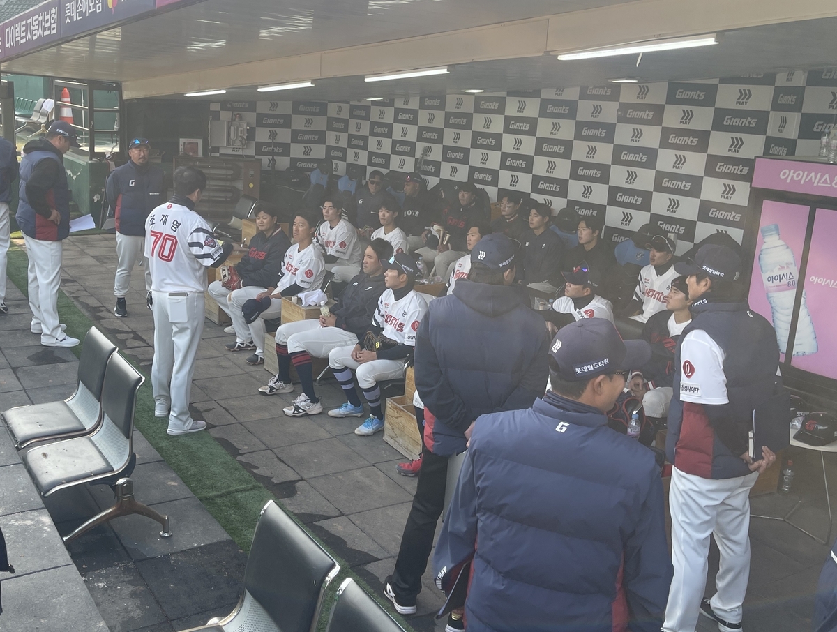 승리 후 경기를 복기하는 롯데 선수단