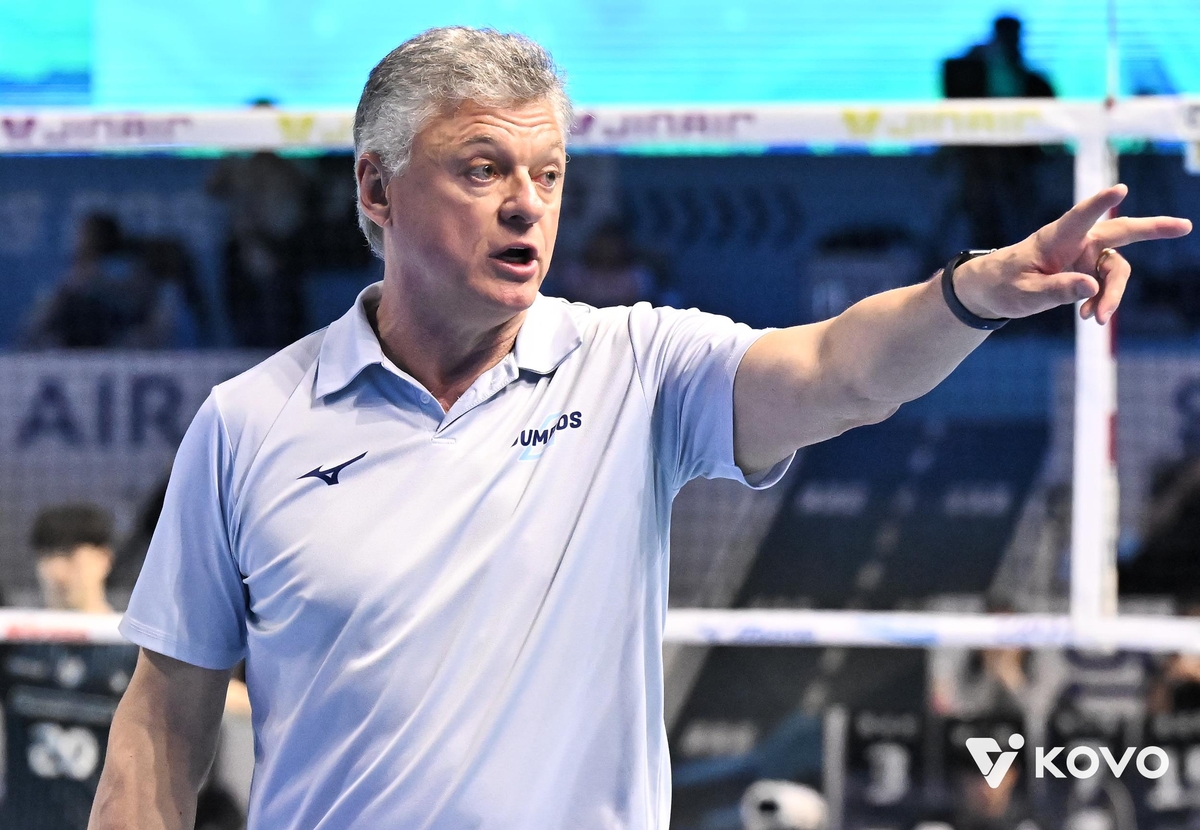 작전 지휘하는 헤난 대한항공 감독