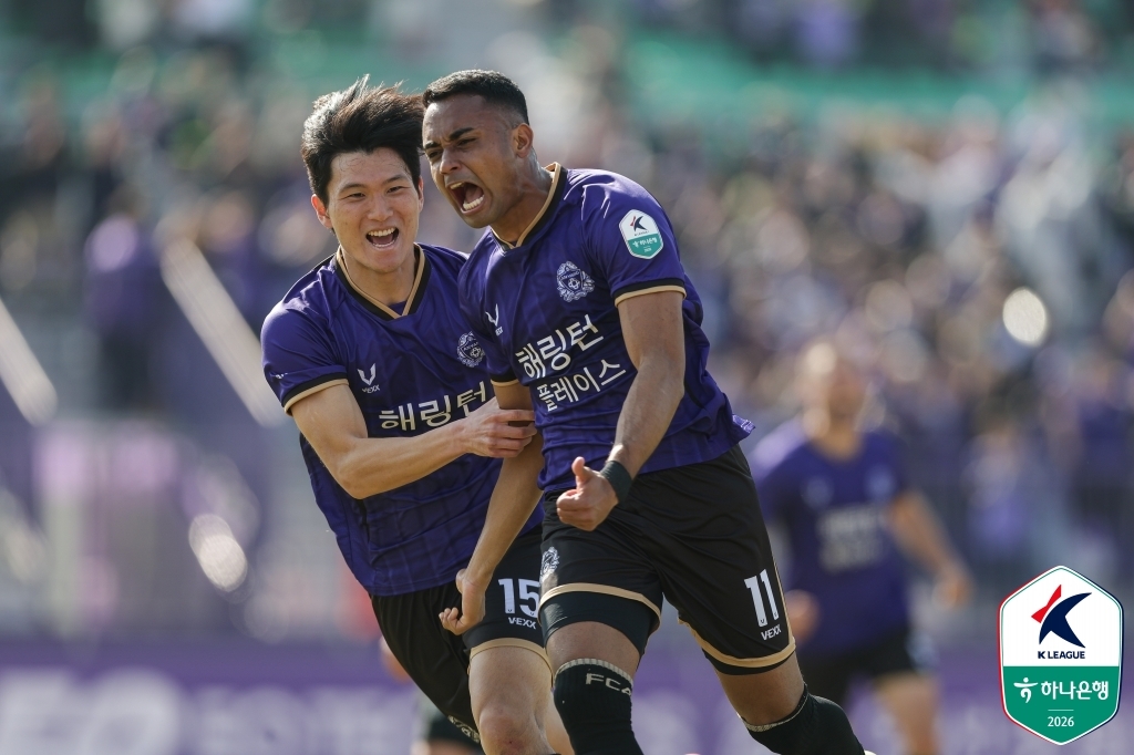 득점에 성공한 뒤 포효하는 FC안양의 아일톤