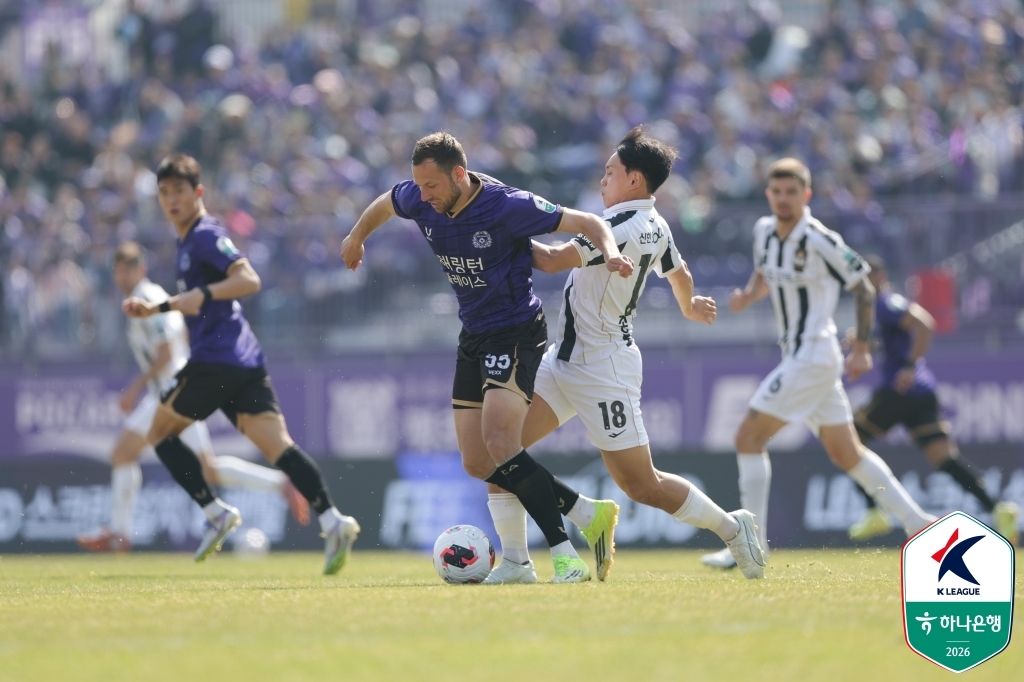 볼을 다투는 안양의 토마스(왼쪽)와 서울의 조영욱