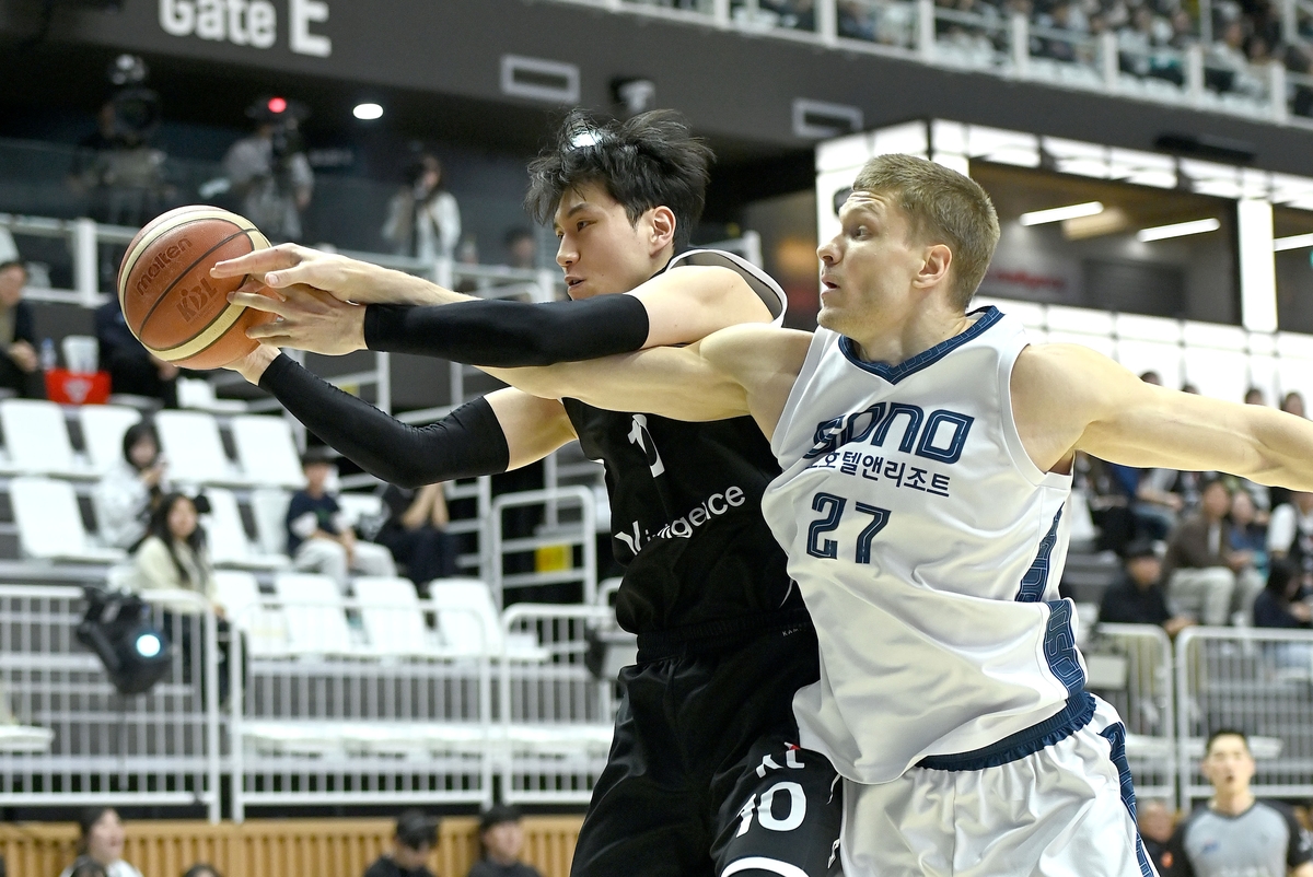 kt 문성곤, 소노 이기디우스의 경합