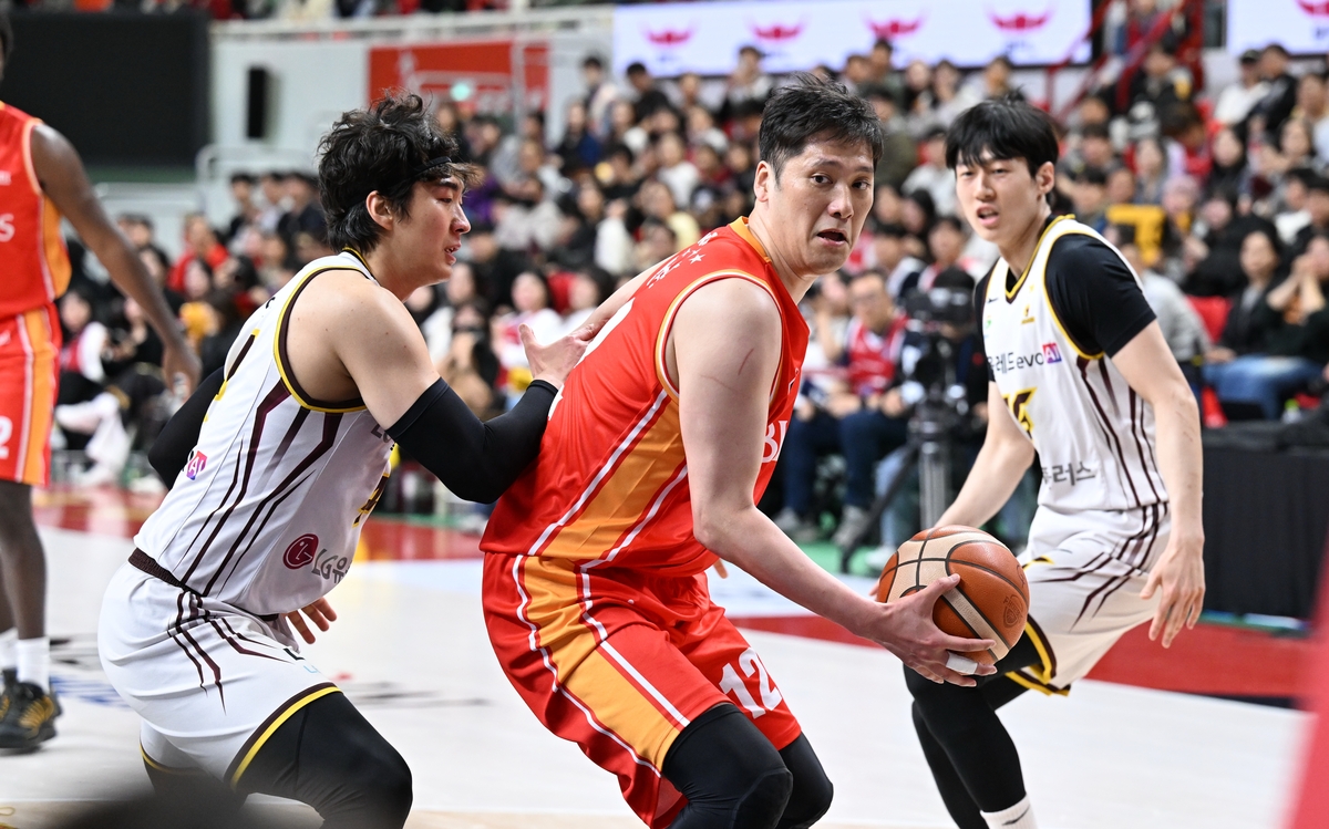 LG와의 은퇴경기에 출전한 함지훈(가운데)