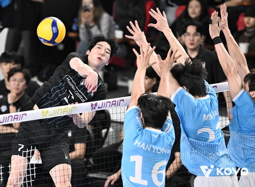 공격하는 현대캐피탈의 허수봉(왼쪽)