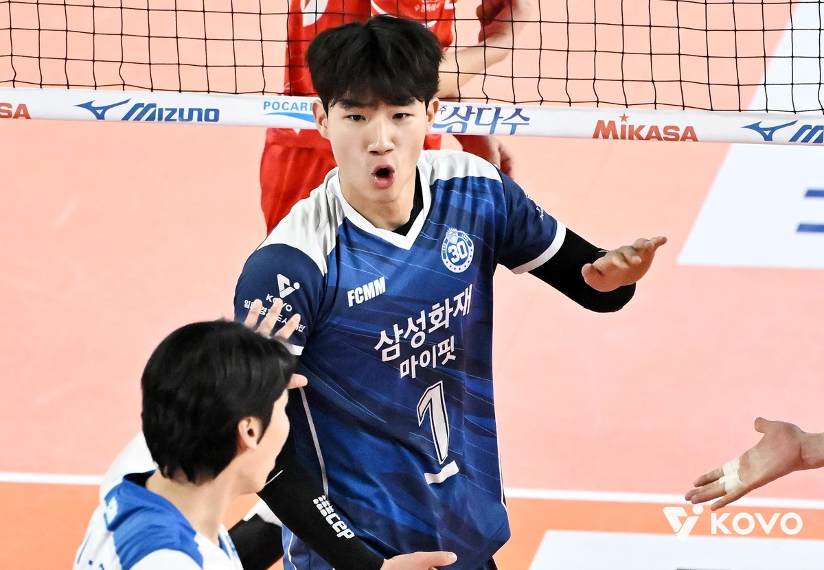 삼성화재의 아웃사이드 히터 김우진(중앙)