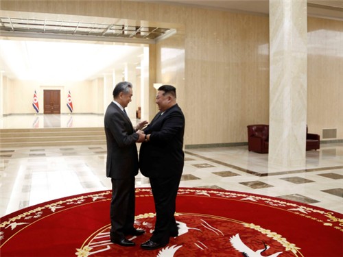 김정은 "��과 고위급 교류·전략적 소통 강화�K세계평화에 역할"