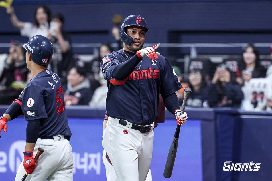 시즌 4호 홈런을 때린 롯데 레이예스