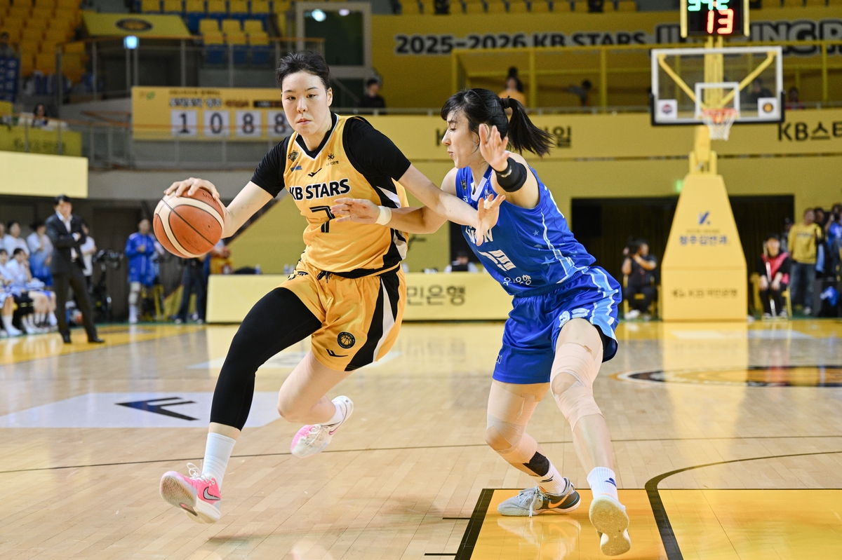 여자프로농구 청주 KB와 아산 우리은행의 경기 장면