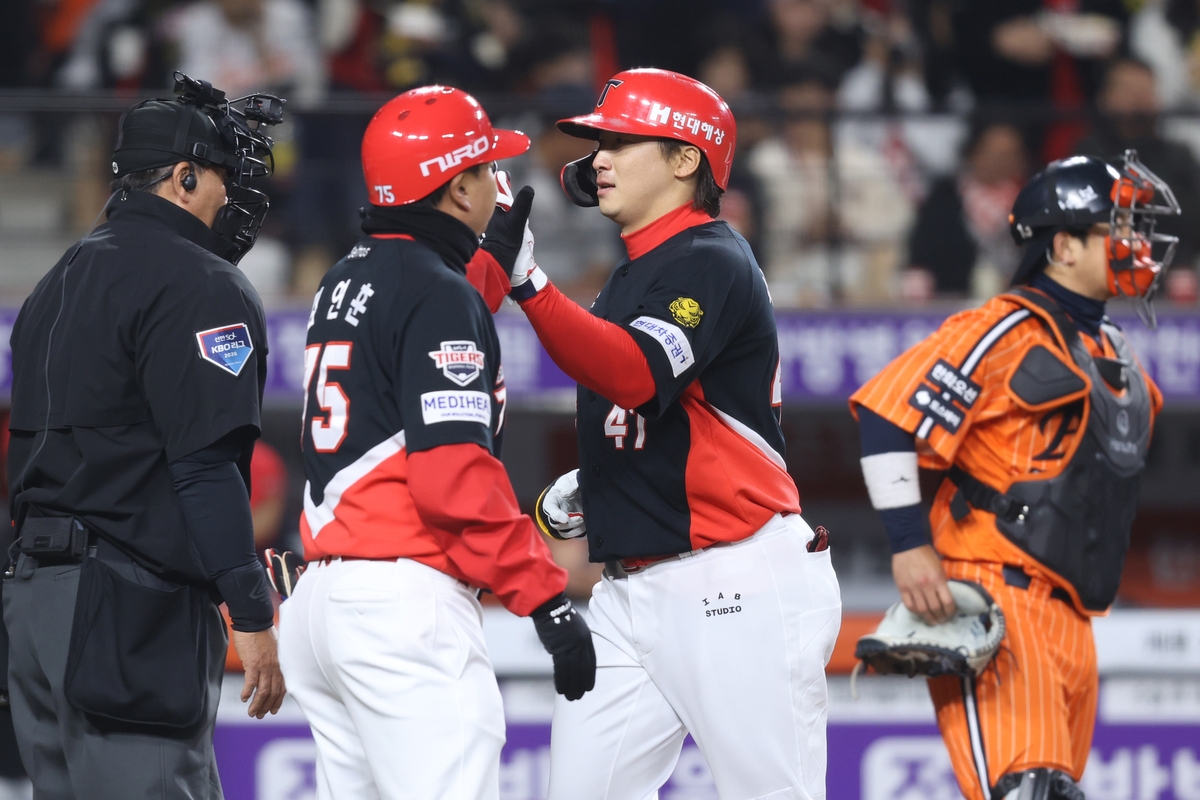 10일 한화 전에서 4회 역전 홈런을 치고 들어온 KIA 나성범(47번)