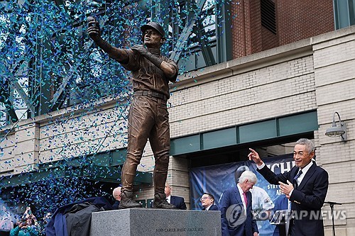 배트가 부러진 동상에 손짓하는 이치로