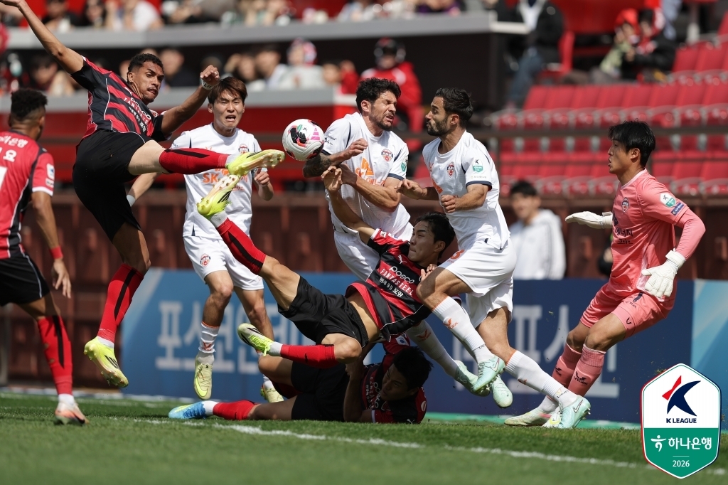 포항 조르지(왼쪽)의 슈팅 장면.