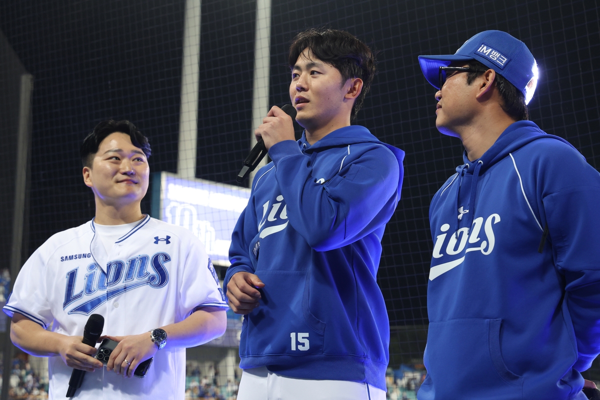 수훈 선수 인터뷰를 하는 삼성 미야지(가운데).