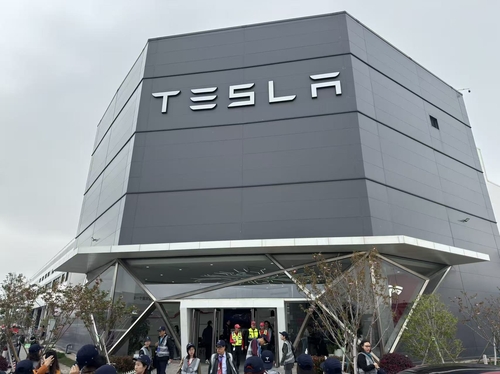 [르포] 사람없이 로봇으로 용접·생산 '척척'�K테슬라 상하이 공장