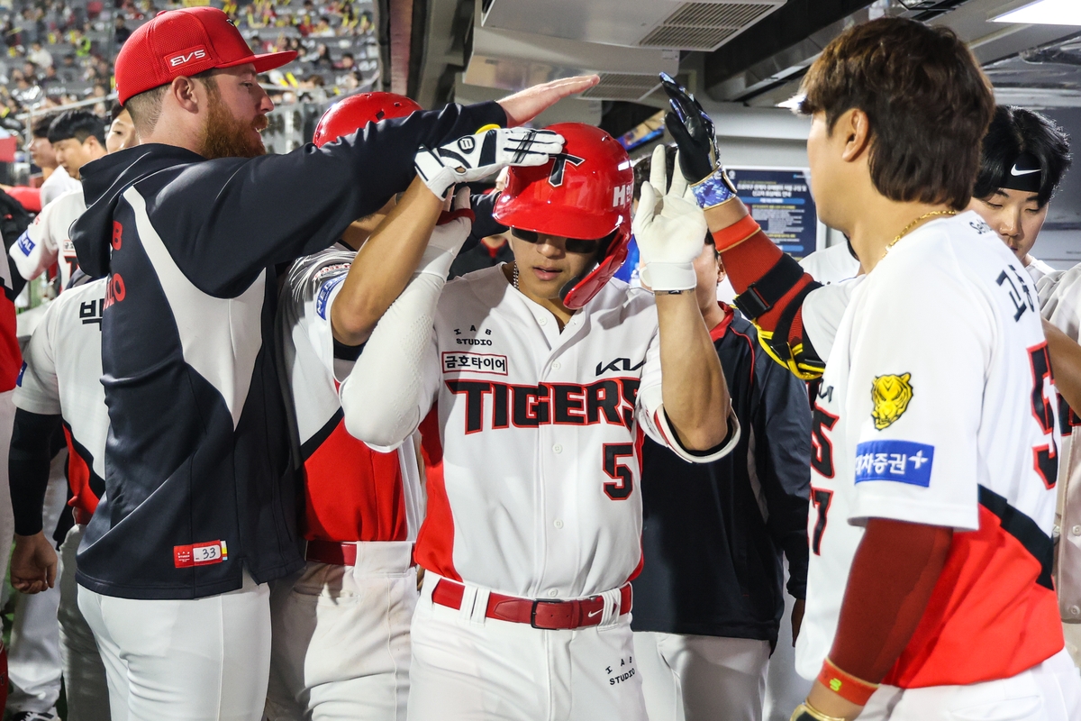 15일 키움 전에서 홈런을 치고 기뻐하는 KIA 김도영(5번)