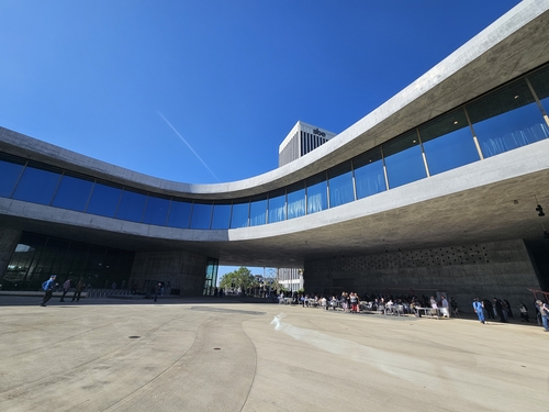 위·아래, 시작과 끝이 없는 미술관�KLACMA 게펜 갤러리 개관