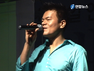 ����譱���y�������ӥX�f��t��
���p������9��4��q �q��ݭ��ֻs�@�H�뮶�^�]JYP�T�֤��q���ơA36���^�h�~6��b����ì��ҫ��y�F31�󦨥ߤFJYP USA���q�C�b���ءA�n���q��������B�өMG-Soul�����O�POutkast�զX�X����BIg Boi�A�M��Ǵˈ*�v�K���γҳͧQ������POP���ֻs�@�H�p��A�ǳƦb����X�D�C
���~�AJYP�_�ʨưȩҤ]�N��9��}�i�C�P����T�P�q�l�@�P�q�L��q��ު�����H�~���A�k�q��B�Y�]���^�M�k�ͥ|�H�զXA-Chicks���O�N�b9��M12����X�b�n���s�@���M��A�b���꥿���X�D�C
�o�ǳ��O�뮶�^�����\�}�ݥ@�ɥ����A���\���ª����y�A���i���V��y�����žԲ���������{�C
3��ߦb�@�v��Ʒ|�]���N�j�U�|�檺�ذ�60�g�~60�Ѻt�����ʤW�A�뮶�^�@���m���v�P���Ӭ۹J�n����52��t���H�A�H���W�V���y�}�ݥ@�ɡ����D�D�o���F�t���C
�L�j�աA�H�������y�D�n�O�V�Ȭw��a�X�f�q�v�B�q���@�έ��ֵ���ơA�ĥγ�譱�X�⪺�g�ټҦ��A�]���޵o�F�����y�����C���������X�f��t�A�Y�Ͳ���ƪ��u�t�C
�L�٪��ܡG�����P����B�饻�Τ���@�P�s�@���֩M�q���@�A�ð��|�Ҧ��رڪ��q��M�t���A�i�Ӧ@�P���O�o�Ǥ�ơC���ҥH���i���a�H�A�O�]���u���y���۳q�A���\���i��ʤ~��j�C�ثe�b������V�¤H�q��A�M�b������X����q��]�O�X��W�z��]�C��
�뮶�^�١A�����y���o�@���a���@�p�����ڥD�q��m�A�o�P�b���W�a�ۤӷ��X�԰��S���ϧO�C
�L�{���A�j�a���ӾǲߵS�ӤH�C
���y�H���O���j�h�Ʋ��~���X�۵S�ӤH����A���L�̱q���b�@�ɥ����j�ճo�_����H��C�C
�̫�A�L���X�F�L�׶ɦV��S�w����A�έ��֥����D�n���O�s�O10��19���C�֦~�����D�C
�L���ܡG���Q�׭��֭��欰�󤣦h�ˤơA�N���b�Q�ס��������J�A�٬O���������C���i�H���T���O�A�Ҧ����~�������Ӯ��O�̪��ݦn�o�i���ɦV�C�p�G�Ʊ歵�֯���h�ˤơA���O�̴N���Ӽs�x���O�C�i�ܻݨD�O��{�h�ˤƪ����|�C���]���^
mxan@yna.co.kr
(END)