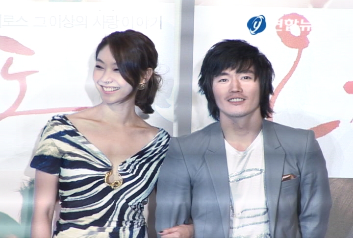 <작고 아기자기한 사랑, 에로스>
영화 '오감도' 기자간담회
(서울=연합뉴스) 송광호 기자 = "작고 소박하고, 아기자기한 영화를 만들 기회로 생각해 에로스 프로젝트에 참가하게 됐습니다."
옴니버스 영화 '오감도'의 네 번째 에피소드 '끝과 시작'을 연출한 민규동 감독은 30일 서울 왕십리 CGV에서 영화 시사회가 끝난 후 가진 기자간담회에서 이렇게 말했다.
오감도는 '봄날은 간다'의 허진호, '내 생애 가장 아름다운 일주일'의 민규동 감독을 비롯해 변혁, 유영식, 오기환 등 5명의 감독이 '에로스'란 무엇인가에 대해 탐구한 영화다.
영화는 촉각, 시각, 후각 등 다섯 가지 감각을 통해 전달되는 에로스의 문제를 다룬다. 기차를 타고 가다 만나 발전한 사랑(변혁), 죽은 아내에 대한 기억(허진호) 등의 이야기가 포진했다.
민 감독은 "19세 이상 관람가 영화를 한 번도 찍어보지 못했다. 평소 에로스를 주제로 한 영화를 찍어보고 싶었다"며 "'여고괴담 2'를 찍은 지 10년이 지났는데 여고괴담의 두 주인공이 어른이 되고 나서 사랑과 욕구를 가지고 산다면 어떤 삶을 살아갈까라는 생각을 토대로 이 영화를 만들었다"고 말했다.
엄정화, 김효진이 열연한 '끝과 시작'에는 민 감독의 말처럼 '여고괴담 2'에서 보인 동성애적인 부분이 영화 곳곳에 드러난다.
김강우, 차수연이 출연한 '나 여기 있어요'를 만든 허진호 감독은 "후각을 통해 에로스를 묘사하면 어떨까라는 생각을 했다"며 "영화를 찍으면서 참 감독들의 색깔이 다양하다는 걸 느꼈다. 많이 보고 배울 수 있는 자리였다"고 말했다.
변혁 감독의 '히스 컨선'(His Concern)에 출연한 장혁은 "일상에서 무감각하게 지나갈 수 있는 느낌을 인연과, 운명으로 만들어가는 주인공의 느낌이 좋았다"고 말했다.
buff27@yna.co.kr
