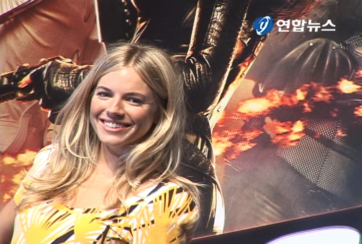 �mG.I.Joe�n�@�չ�n���q�v�g�����f
���p������7��29��q ��v���X�����mG.I.Joe:�Ԫ����ǹ��n�t���M�@�չ�n���v���M�t���j�[�g��C
����mG.I.Joe�n�������M�s�@�����ЩǤ~���ۦ��]Lorenzo di Bonaventura�^29��b�sù�s���|�檺�O�̷|�W���ܡG���b�L�h5�B6�~�ءA�n���M���ꪺ�q�v���~���o�ܪ�C�ڷQ����|�M��h�]�n���^�t���X�@�C���i��b�n���i�����C��
���ۦ����G�����b�MCJ�T�֤��q��Ӧb�n�ܶ�½����g�{�ɺt���@�~�m�ڭn�_���n���Ʃy�C�n���q�v�b��ı�ĪG�W�D�`�X��A�S�O�O�m�ӷ��X�ƴ��n�D�`�n�C���L�]���Ҧc�^���˪��ɺt�A�b����]�|���쭫�ΡC��
�b�v���mG.I.Joe�n�����t�D�H�����J���d��*��ϩi�]Channing Tatum�^�]���G���ڪ��g���H�O�n���H�A�L���ھǲ߫n���q�v�C�n���q�v�㦳�t��աB���������D�C�������ɺt���m���e���H�͡n���گd�U�`��L�H�C��
�q�L�mG.I.Joe�n�i�x�n�ܶ����t�������ˤ]����n���C
���F�mG.I.Joe�n�~�A�ٴ����ɡm��D��1�B2�n��������·�������ɺt���G�������ˤ��Ȩ����n�A�پ֦��@���R�����b�O�������A�O�@�W�D�`�u�q���t���C��
�����P�����˪�������̦h����C�R�*�̰�(Sienna Miller)���G���b�}�礧�e�ڴN�ݤF�����˥X�t���m���e���H�͡n�C���ɧڴN�{���L���t�ޫD�`�X��C��
�̰��H�ỡ�G����ڦb�@�_���᪺�L�{���o�{�����ˤ��Ȫ��o�ӡA�ӥB�ܦ����q�P�A�åB�D�`�q�~�C���ީҭ��{�����p�����A����D�ԩʡA���L���S�n��A�ɨ�����L�{�C��
���ۦ����G���ի��F�]Storm Shadow�^�o�@�������ӬO�R���ɩ|�P�A���S�O�@�Ө��鰷�d���H�C�ڭ̻ݭn��������t�Ө��⪺�H�C�P�����ˤ@�_�u�@�A��ڭ̨ӻ��A�O�@���D�`�n���g���C�S�O�O�˲��ظ@�L�v�����x����q�v�O�@�q�O�H�r�֪��g���C���]���^
(END)