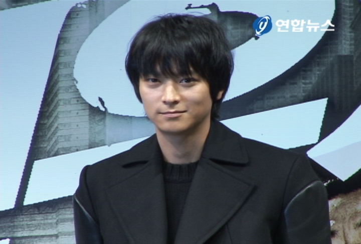 <베일 벗은 하반기 기대작 '전우치'>
영화 '전우치' 제작보고회
(서울=연합뉴스) 한미희 기자 = 올해 하반기 한국 영화의 기대작 중 하나로 꼽히는 판타지 액션 영화 '전우치'가 16일 오전 열린 제작보고회를 통해 처음 베일을 벗었다.
고전 소설 '전우치전'을 모티브로 한 이 영화는 조선 시대의 요괴와 도사들을 현대로 불러왔다.
이날 공개된 메이킹 영상과 예고편 등을 통해 베일을 벗은 영화는 컴퓨터 그래픽으로 구현될 각종 도술과 몸을 사리지 않는 배우들의 액션, 정형화되지 않은 다양한 캐릭터들이 녹아있어 기대를 낳게 했다.
영화를 만든 최동훈 감독은 "전우치는 영웅이지만 대책 없고 사람 놀려먹기 좋아하는 재미있는 캐릭터인데 이렇게 좋은 캐릭터가 왜 영화로 만들어지지 않았는지 모르겠다"며 "한국 사람들이 눈으로 보지 못했지만, 머릿속에 남아있는 기억과 상상력을 불러 일으키는 경쾌한 오락영화가 되길 바란다"고 말했다.
조선 시대, 도술 실력은 뛰어나지만 노는 것과 여자를 더 좋아하는 악동 도사 전우치(강동원)는 스승을 죽였다는 누명을 쓰고 그림 족자에 봉인됐다가 500년 뒤 요괴 잡는 임무를 위해 봉인에서 풀려나지만, 요괴 사냥은 뒷전이고 세상 구경에 바쁘다.
김윤석이 조선 시대 명망 높은 도사였다가 현대에서 전우치와 대결하면서 숨겨둔 욕망을 드러내는 화담 역을, 백윤식이 전우치의 스승인 천관도사 역을 각각 맡았고, 유해진은 전우치의 도술로 개에서 사람으로 변한 초랭이로 등장해 전우치와 늘 함께 한다.
최 감독은 "영화 촬영을 시작한 지 열흘 만에 '지옥에 들어왔구나' 느끼기 시작해 중반부터는 찍고 있어도 불안했고 마지막으로 갈수록 기분이 좋아졌다"며 "강동원이 와이어를 너무 잘 타서 안심하고, 그럴수록 더 위험한 장면을 찍게 됐다"고 말했다.
많은 분량의 와이어 액션을 소화한 강동원은 "시나리오를 받았을 때는 이렇게 힘든 영화가 될지 몰랐다"면서도 "즐겁게 찍었고 영화에 자신이 있기 때문에 (다른 개봉작들과의 경쟁은) 전혀 부담되지 않는다"고 말했다.
배우를 꿈꾸는 코디네이터 서인경 역의 임수정은 "한 가지 이미지가 아니라 알 수 없는 부분이 있고 '이상한 여자 아니야?' 하는 느낌도 있는데 이상한 여자가 될수록 감독은 좋아했다"며 "감독과 함께 새로운 캐릭터를 만들어가는 작업이 즐거웠다"고 말했다.
eoyyie@yna.co.kr
