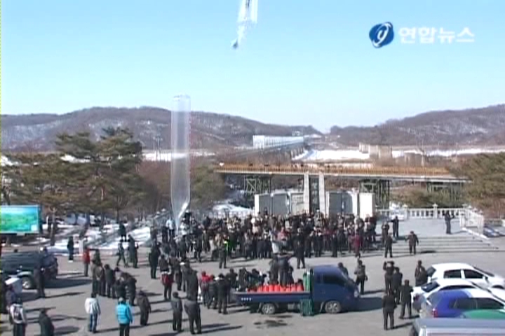 ��_�̹���b�{�z�մ��o2�U�i�ϴ¶ǳ�
���p���Y�{2��16��q ��_�̹��顧�ۥѴ��A�B���p�X��16��b�ʽB�D�Y�{�{�z�զV���A���o�F2�U�i�ϴ¶ǳ�C
��_�̹���M�j������a���p�X�|����100�h�W�b�����骺�ͤ����,��5�Ӥj����y�V���A���o�F2�U�i��¶ǳ�C
�L�̨ƥ��s�@�F���Х@�ɤH�v�Ũ�����M���S���A�H�v���p����ضǳ�C
�j����y���٥]�A30�x��a���������M200�i����1�������ȹ��C
�L�̭�p����10�Ӥj����y���o10�U�i�ǳ�B150�x�������M1�d�i����1�����ȹ��A���ѩ��H���p���n�A�u�񭸤F5�Ӯ�y�C
�ۥѴ��A�B���p�X�N����۾ǡ]���^�١G���b������ͤ���ѡA���F�V�¬F�����ܧ�ĳ�A�ڭ̴��o�F���S���A3�N�@ŧ�M�H�v��񵥱��p���ǳ�C���]���^
sora@yna.co.kr
(END)