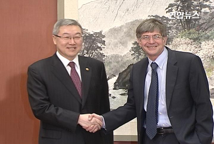 ���Z�B��G���w����A�\�@�Y�p���o�X�j�w�H��
���p������1��26��q �����Ȱ|�ư�ȭ봵�Z�B��26��N�O�_�N���A�\�@�Y�p�������p�X��w�z�|�Q�ת����D���ܡA���n���O��ڪ��|���V���A�o�X�j�w�H���C
���Z�B����ѤU�Ȧb�~��q�ӳ��j�ӥl�}�O�̷|�A�j�ջ��A���V���A�o�X�j�w�H���A�Y�\�@�Y�p���H�I��ڸq�ȩM2005�~9��19��q�L���m�ĥ|������|�ͦ@�P�n���n�C
���ڭ̵o�X���H���V�j�P�A���A���A���u�@�N�|�V���\�C���L���C
���Z�B�汵�۪��ܡA��������@�P�{���A�ݭn�ݨ���A�]�N�ְ��D�^�Ĩ�����Ӧ��۷N�����I�C�Y�¤谵�n�o�طǳơA�����]�|���n�ǳơC
�ܩ󤤰����i�����¹�ܡ����߳��A���Z�B����X�A����]�z�ѡA�q�L���¹�ܭ��ؤ��H�O�������n���Ĥ@�B�J�C
�L�ٻ��A�������b����|�ͭ��Ұ��D�W���X�@�����z�̿|�]sticky rice cak�^�@�˿˱K�L�����C�]���^
(END)