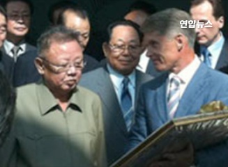 ������X�ݫXù�����p���{���C�Ȥ��q��
���p������8��21��q �ڥ~������H�h���СA���b�Xù���X�ݪ����A�꨾�e����������21��W�ȳX�ݥ��C�Ȥ��q���C
�����魼�����M�C�g�L���ѴQ�M����ù�Ҵ��J�A���ѤW��9��30����F���p���{���C�Ȥ������C
������b���C�ȯ��X�u�ﱵ���ʬ�5������A�����¤�Q�αM�C�M���a�h���T���e�����C�Ȥ��q���C
�ڷ��a�����H�h���СA�X�謰������@��N����Q�b�a�W�A���۶ǲΪA�˪����a���k���ӫXù�����ǲΪﻫ�߫U�A�V������@���m�W�F�ѥ]�M�Q�C
�X�観�Xù���`�ξn���F�p���a�ϥ��v�N����F�C�ҡB���p���{�{�����C�����̨Ȭ쵥�H�h��������ﱵ�C�X��b���C�ȯ��P�򳡸p�ƤQ�Wĵ�@�H���Aĵ�ƤQ�����Y�C
�ڱx�A���������C�Ȥ��q����A�N��U��3�ɥ��k�ҵ{�e���«X�����|�ͦa�I�X�X�Q���Q�w�C
�Xù�����V���´�ĳ�A�p�X���ʸg�Ѵ��A��F�n�������ީM��q�u���س]���ءA�åB���X��w���C�Ȥ��q�����ѹq�誺�c�Q�C�ڦ��P�_�A�X�X�����A������P�X��ܥi��N�س]��q�u�����«X�������෽�X�@���D�i��R�ӡC
�F�������H�h���ܡA������q���p���{�ҵ{��i��|��������a�e���Q���Q�w�C�ھڲ{�b���t�סA������i��_�g�G�]23��^��F�Q���Q�w�C
�Q���Q�w���Z�����᯸��3800�����A���{��70�Ӥp�ɡC�����魼�����M�C20��W�ȩ�F�a��«X��Ҥf�����Xù���Ĥ@�Ӥ������X�X���᯸�C
(END)