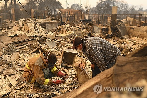 LA 산불 사흘째�K주택가 계속 삼켜 최소 10명 사망·18만명 대피(종합)
