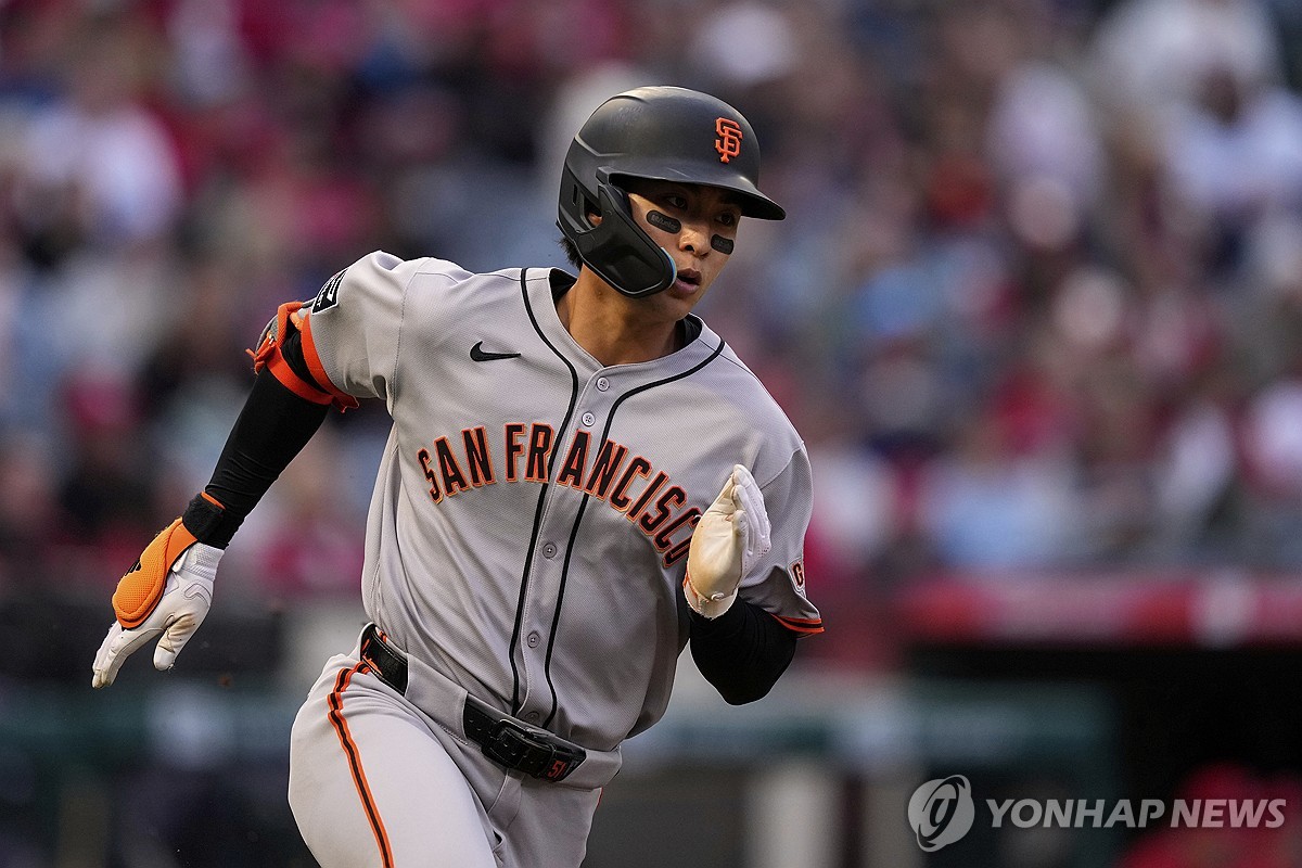 안타 치는 이정후