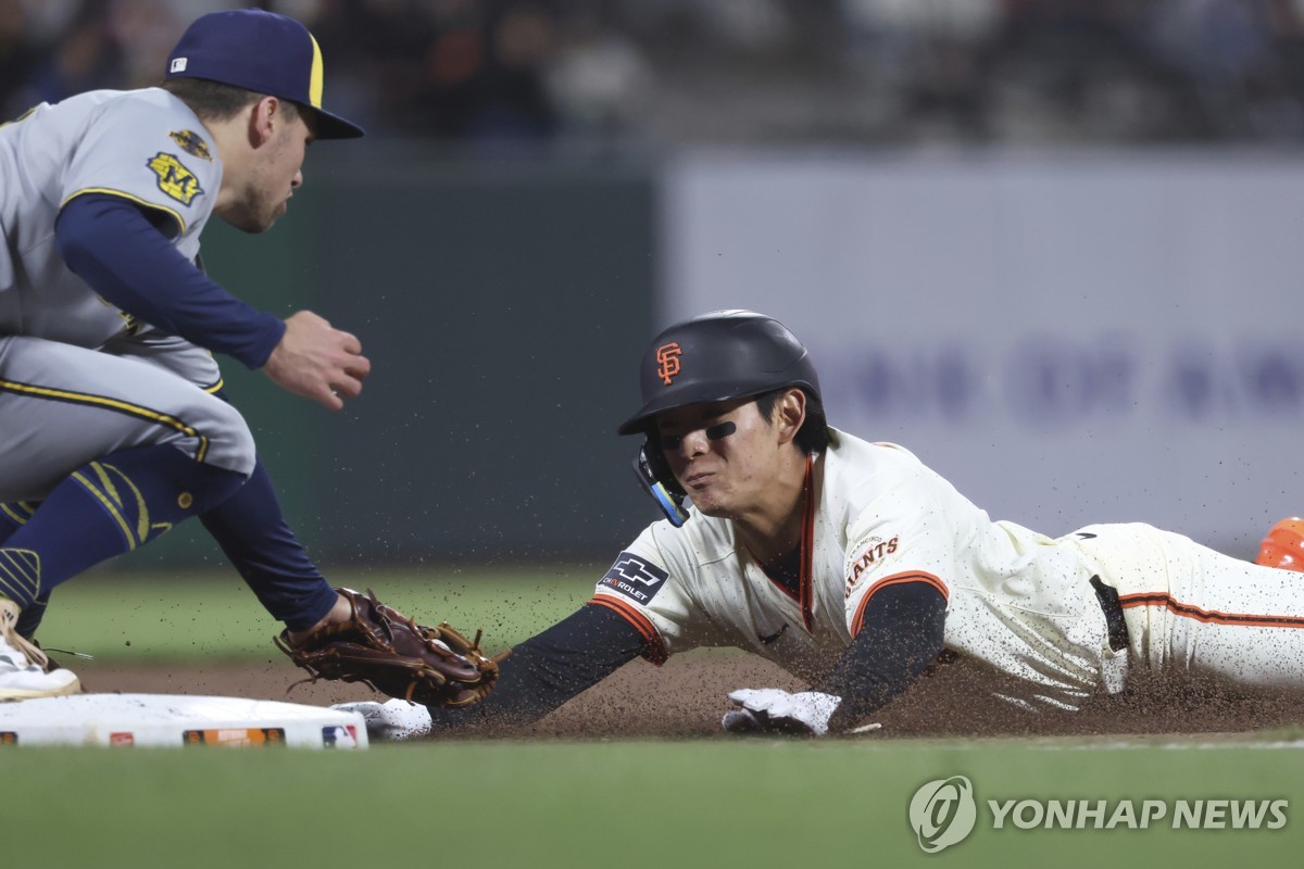 슬라이딩 하는 이정후(오른쪽)