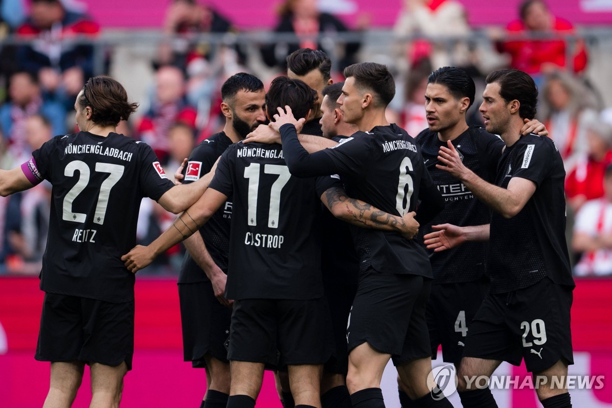 득점 후 동료들과 기쁨을 나누는 카스트로프(17번).