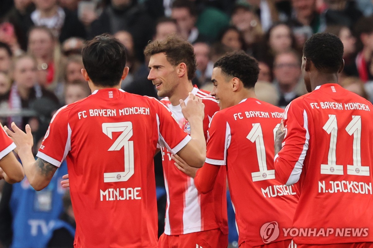 동료 득점 기쁨 나누는 김민재