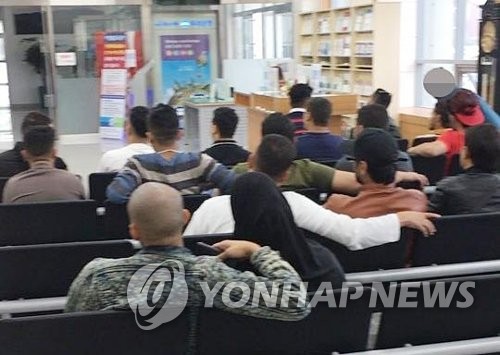 抵達濟州國際機場的葉門難民(讀者提供/韓聯社)