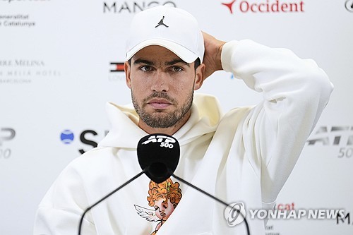 알카라스, 손목 부상으로 바르셀로나오픈 테니스 16강서 기권