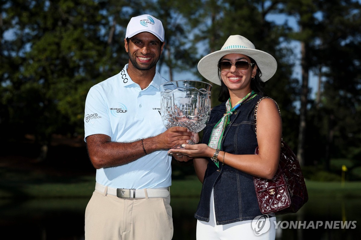 파3 대회 우승자 라이(왼쪽)와 아내.
