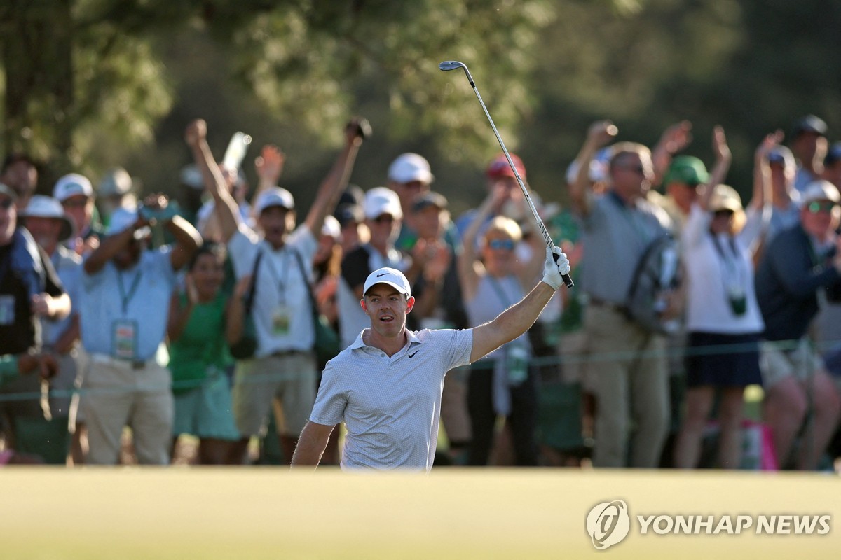 17번 홀 칩인 버디에 기뻐하는 매킬로이