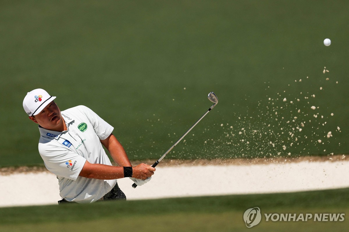 벙커샷 날리는 임성재