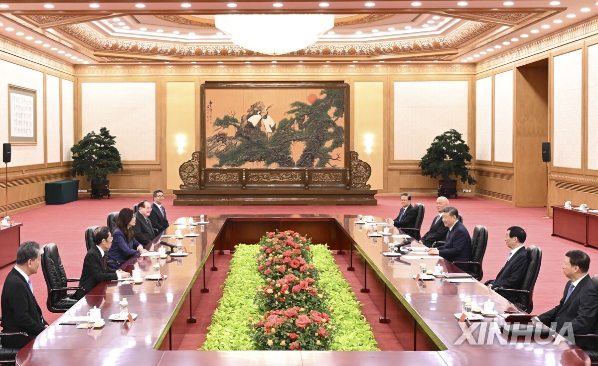 10일 베이징서 만난 시진핑 중국 국가주석과 정리원 대만 중국국민당 주석