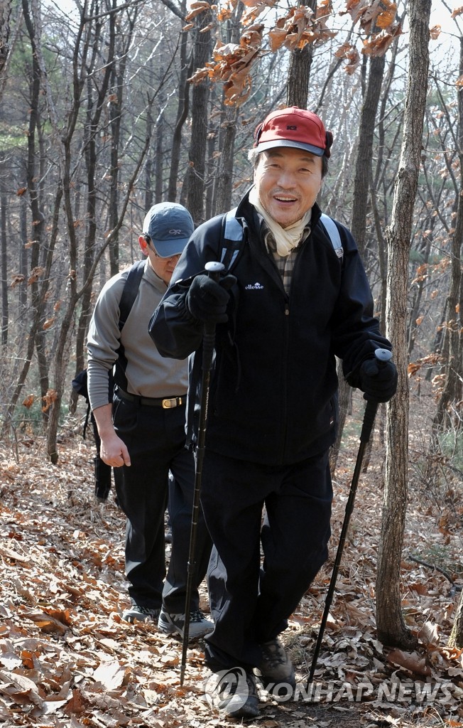 산행하는 손학규 전 민주당 대표(자료사진)