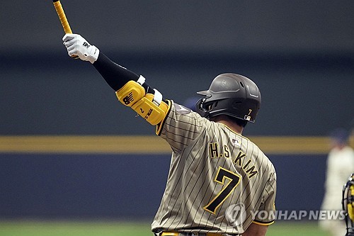 BASEBALL-MLB-MIL-SD/