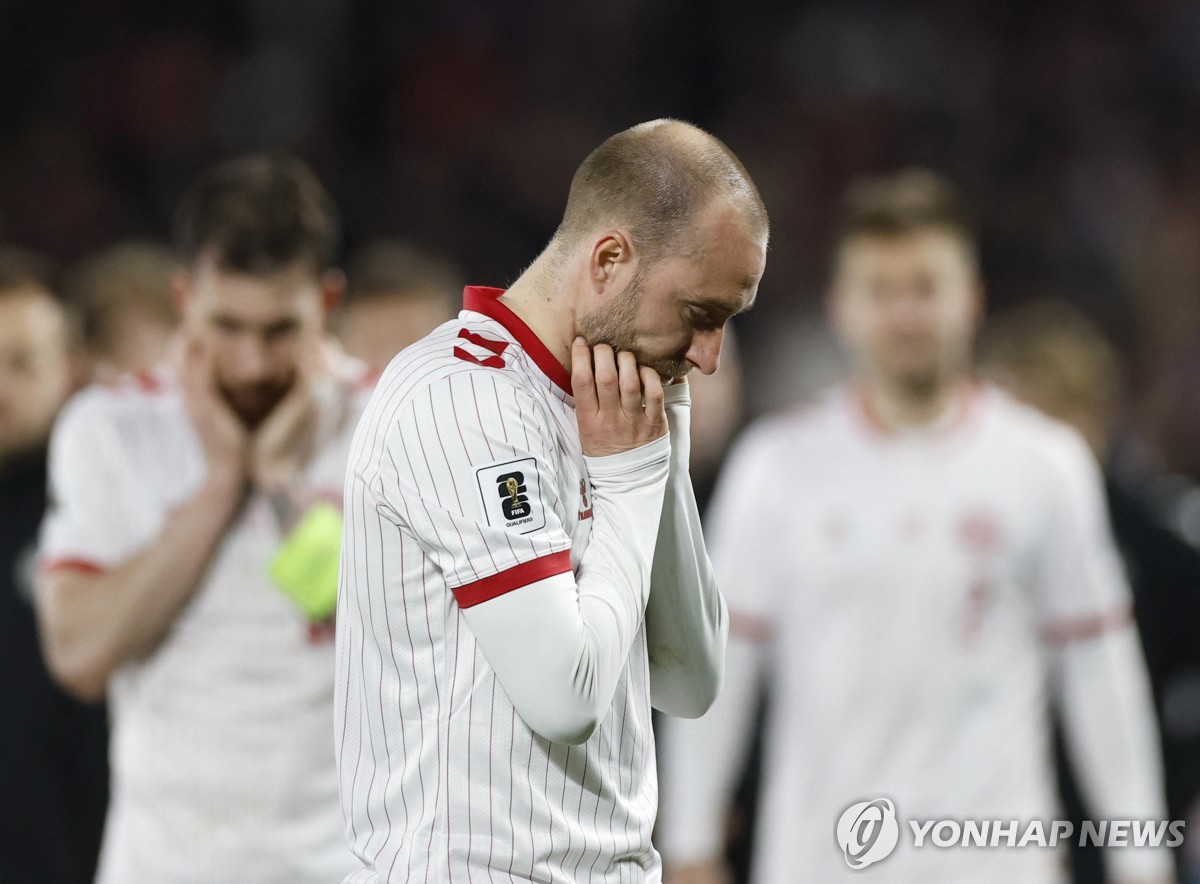 패배에 아쉬워하는 덴마크의 크리스티안 에릭센