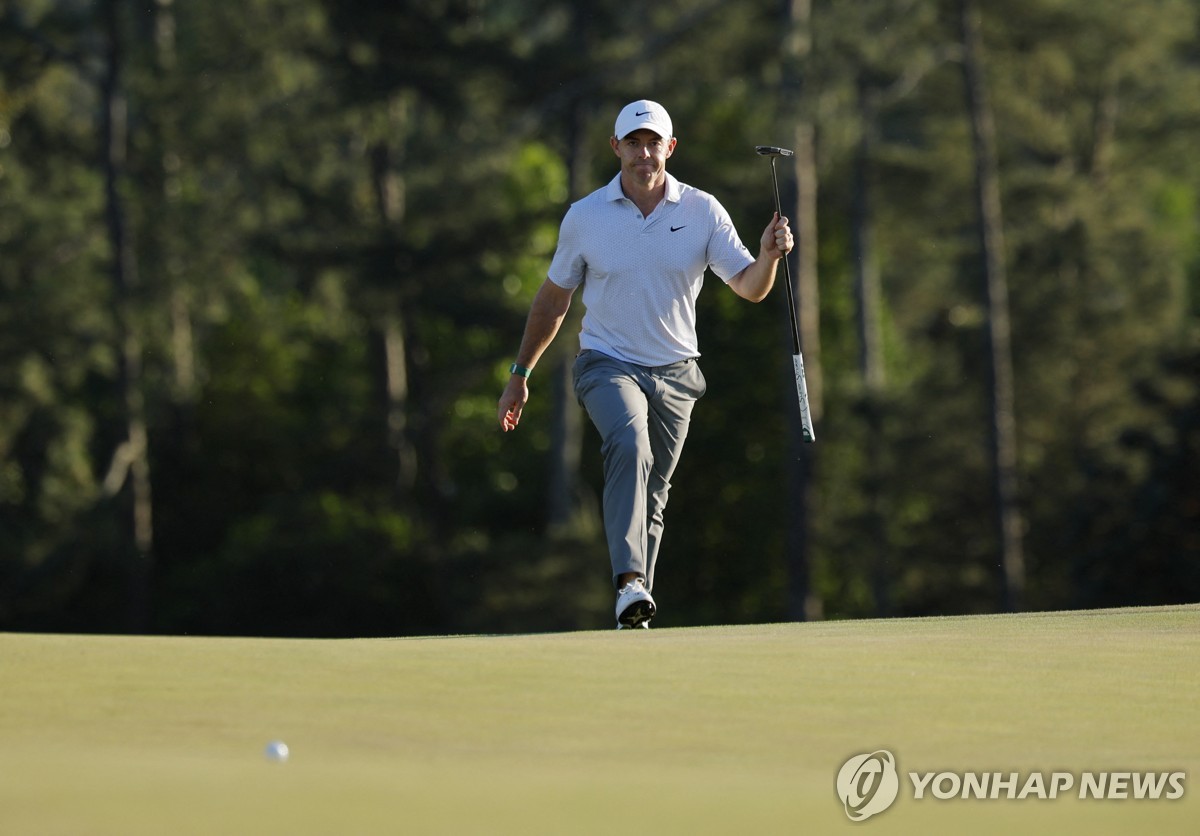 18번 홀 그린으로 올라오는 매킬로이